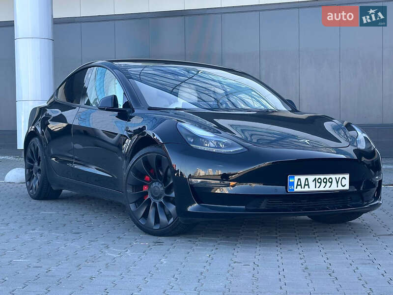 Седан Tesla Model 3 2022 в 