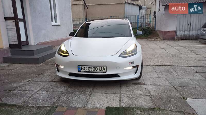 Седан Tesla Model 3 2023 в 