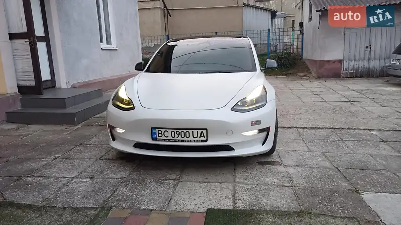 Седан Tesla Model 3 2023 в 