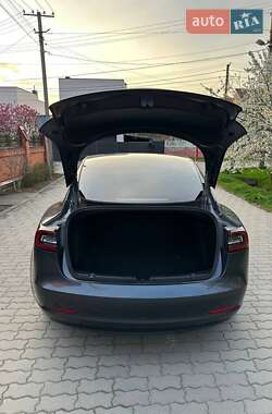 Седан Tesla Model 3 2022 в 