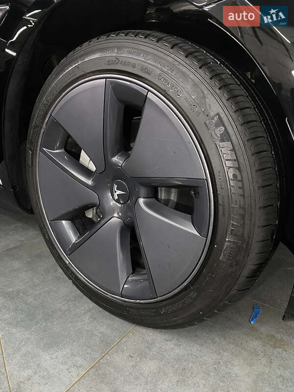 Седан Tesla Model 3 2023 в Тальном