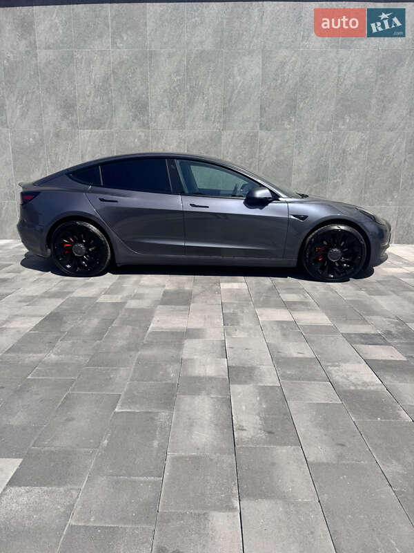 Седан Tesla Model 3 2022 в 