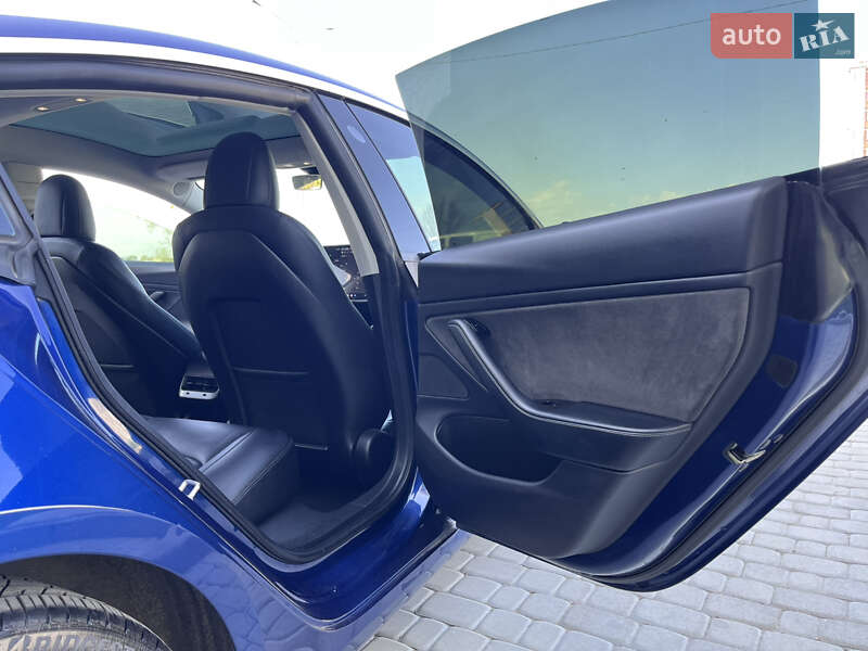 Седан Tesla Model 3 2019 в Львове