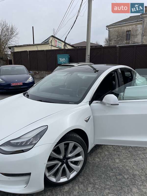 Седан Tesla Model 3 2020 в Луцке