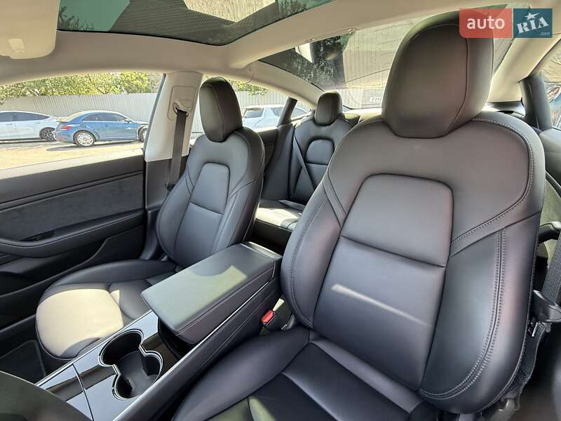Седан Tesla Model 3 2019 в Киеве