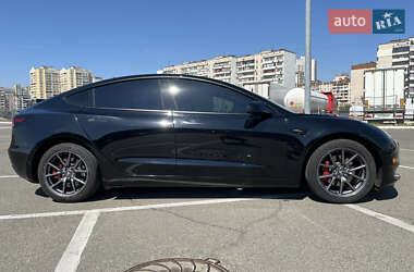 Седан Tesla Model 3 2021 в 