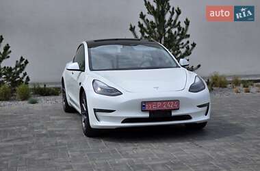 Седан Tesla Model 3 2022 в 
