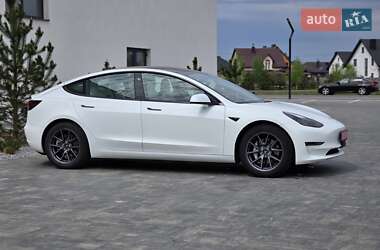 Седан Tesla Model 3 2022 в 