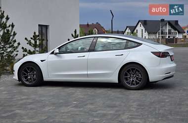Седан Tesla Model 3 2022 в 