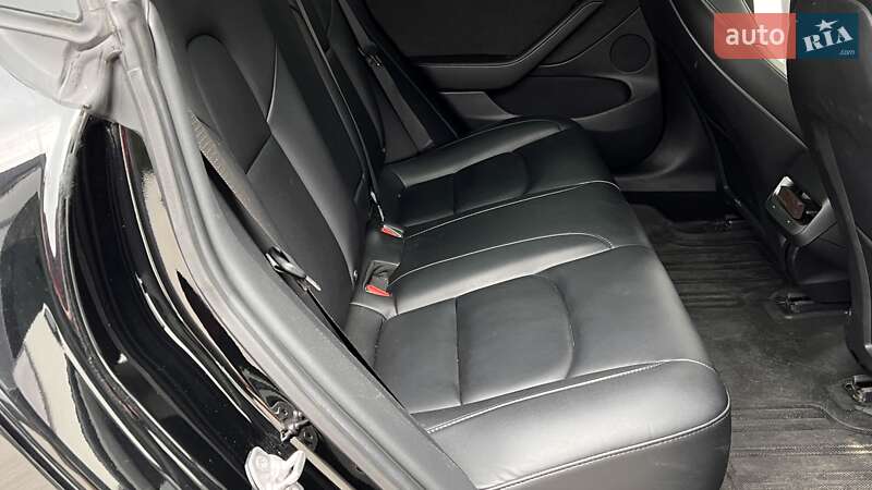 Седан Tesla Model 3 2021 в Львові