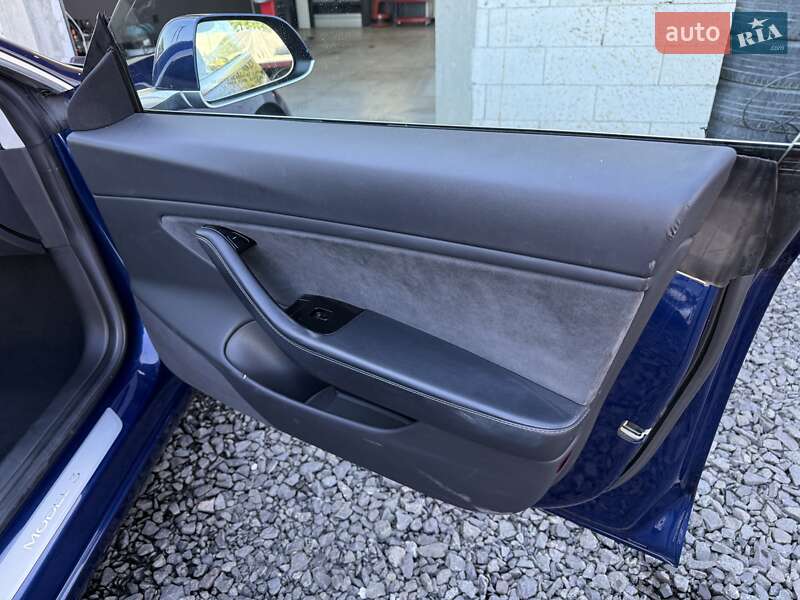 Седан Tesla Model 3 2018 в Луцке
