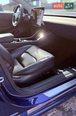 Седан Tesla Model 3 2020 в 