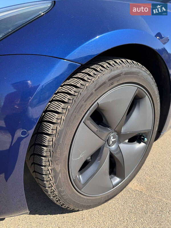 Седан Tesla Model 3 2018 в Чернигове