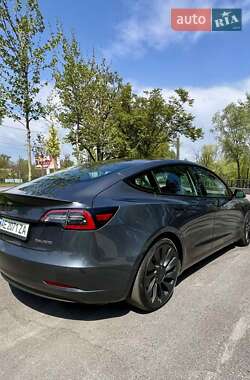 Седан Tesla Model 3 2022 в 
