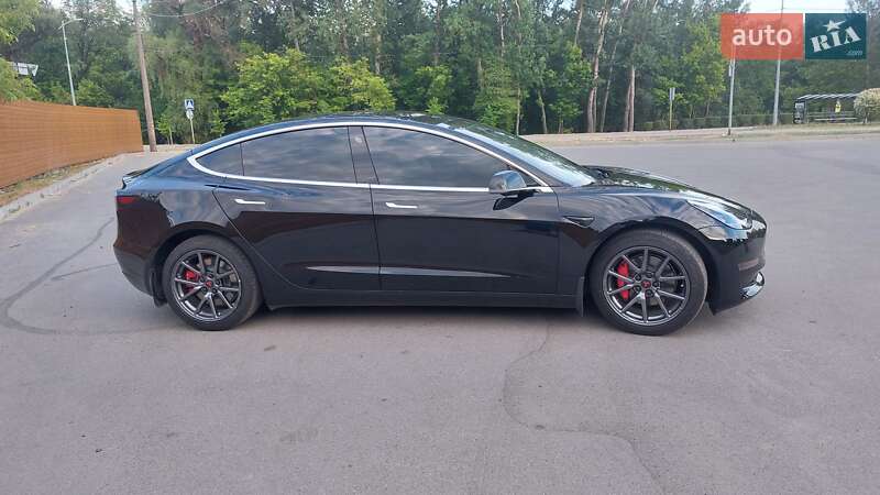 Седан Tesla Model 3 2019 в Чернигове