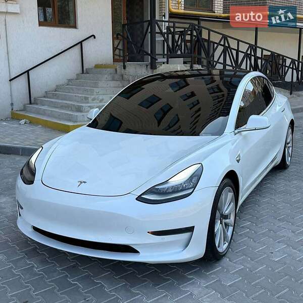 Седан Tesla Model 3 2020 в Винниках