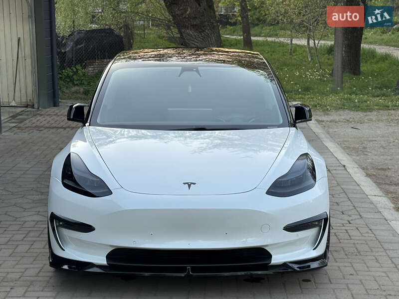 Седан Tesla Model 3 2019 в Черновцах