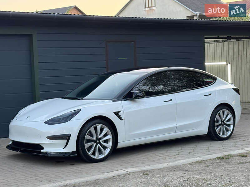 Седан Tesla Model 3 2019 в Черновцах