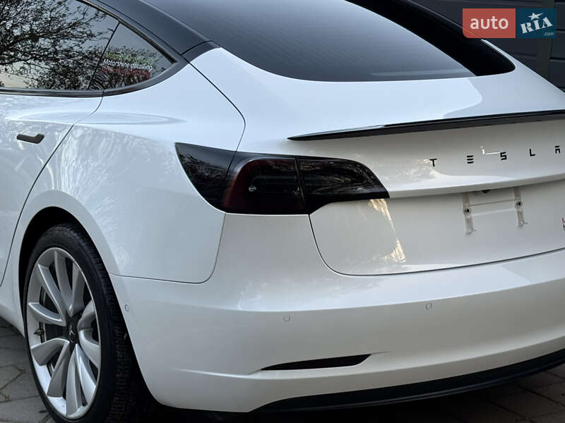 Седан Tesla Model 3 2019 в Черновцах