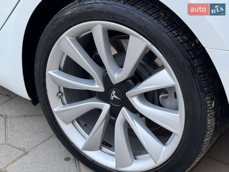 Седан Tesla Model 3 2019 в Черновцах