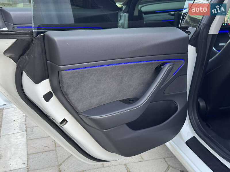 Седан Tesla Model 3 2019 в Черновцах