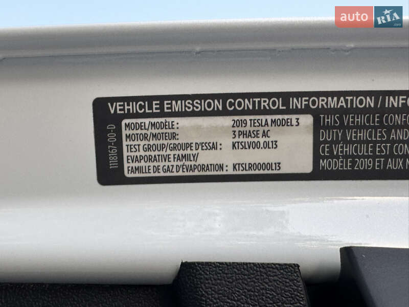 Седан Tesla Model 3 2019 в Черновцах