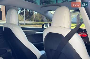 Седан Tesla Model 3 2022 в 