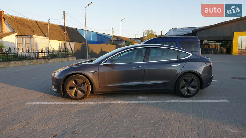 Седан Tesla Model 3 2019 в Дубні