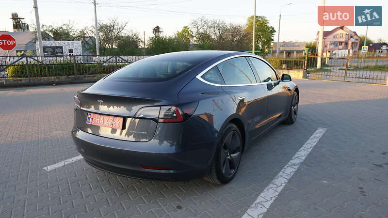 Седан Tesla Model 3 2019 в Дубні