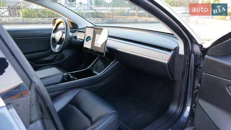 Седан Tesla Model 3 2019 в Дубні