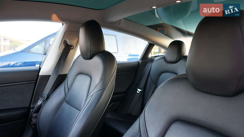 Седан Tesla Model 3 2019 в Дубні