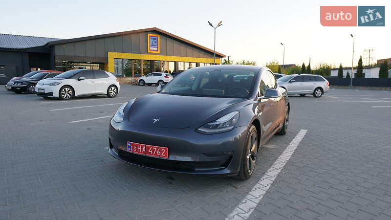 Седан Tesla Model 3 2019 в Дубні