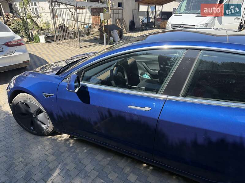 Седан Tesla Model 3 2020 в Чернівцях