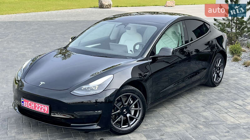 Седан Tesla Model 3 2022 в 