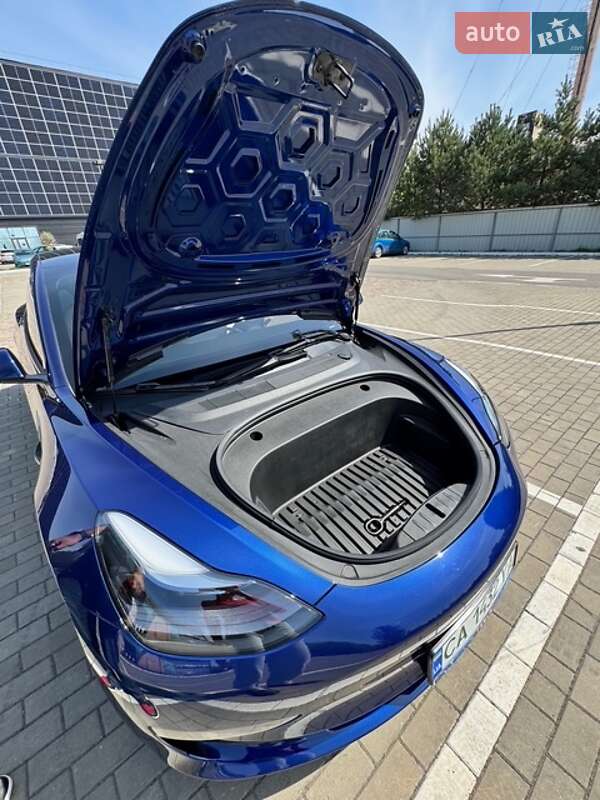 Седан Tesla Model 3 2023 в Луцке