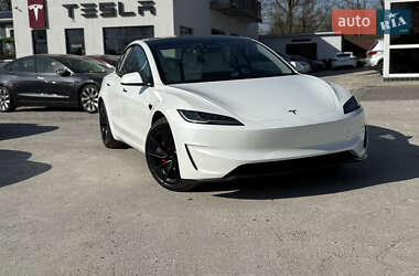 Седан Tesla Model 3 2024 в 