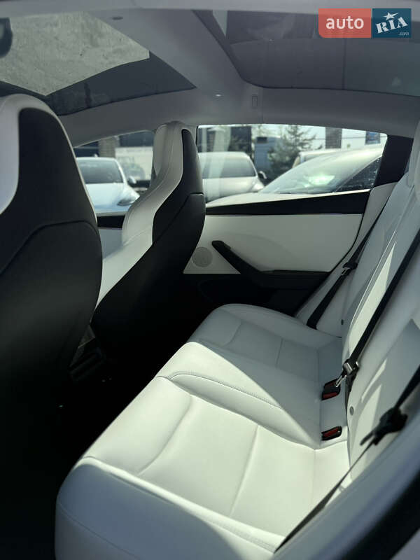 Седан Tesla Model 3 2024 в Виннице
