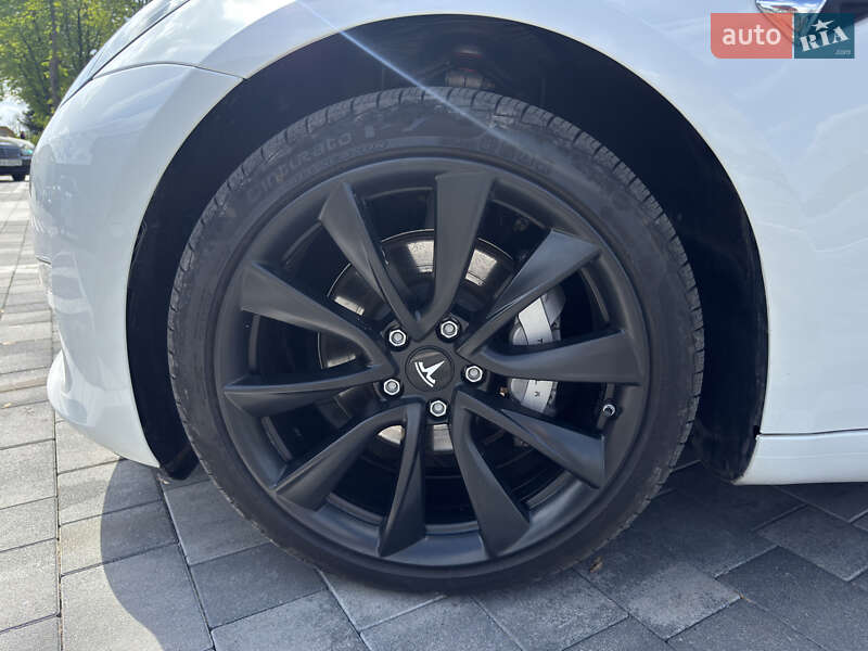 Седан Tesla Model 3 2019 в Виннице