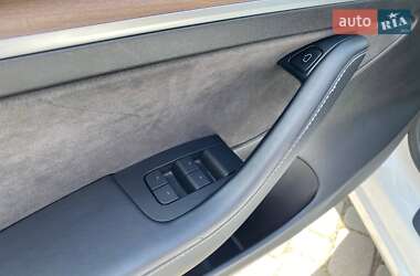 Седан Tesla Model 3 2021 в 