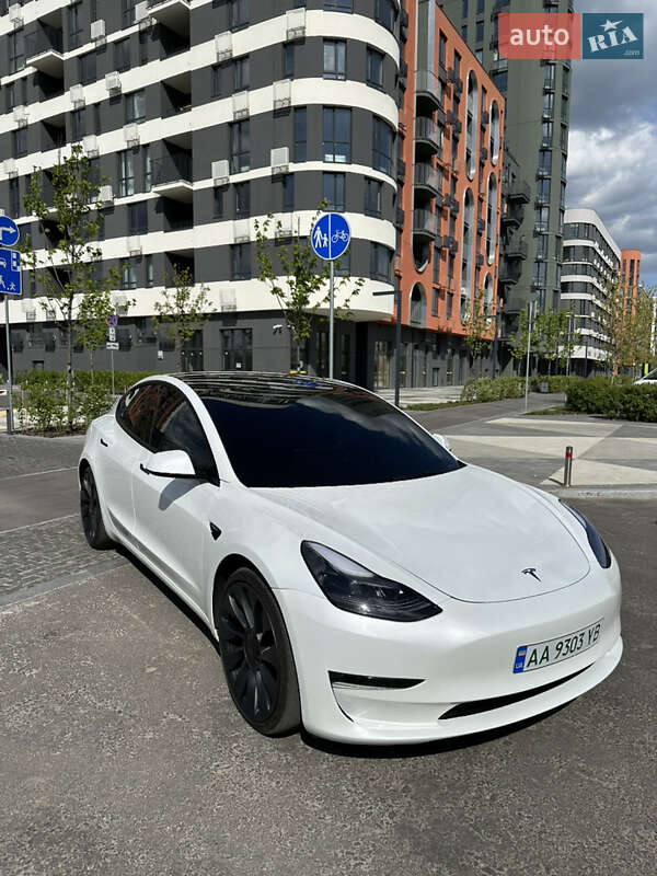 Седан Tesla Model 3 2023 в 