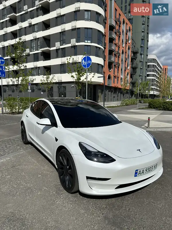 Седан Tesla Model 3 2023 в 