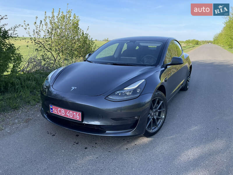 Седан Tesla Model 3 2022 в 
