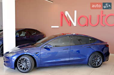 Седан Tesla Model 3 2025 в 