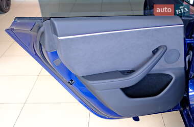 Седан Tesla Model 3 2025 в 