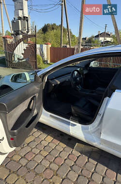 Седан Tesla Model 3 2020 в Львове