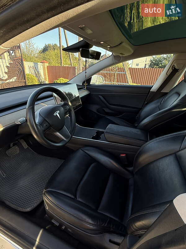 Седан Tesla Model 3 2020 в Львові