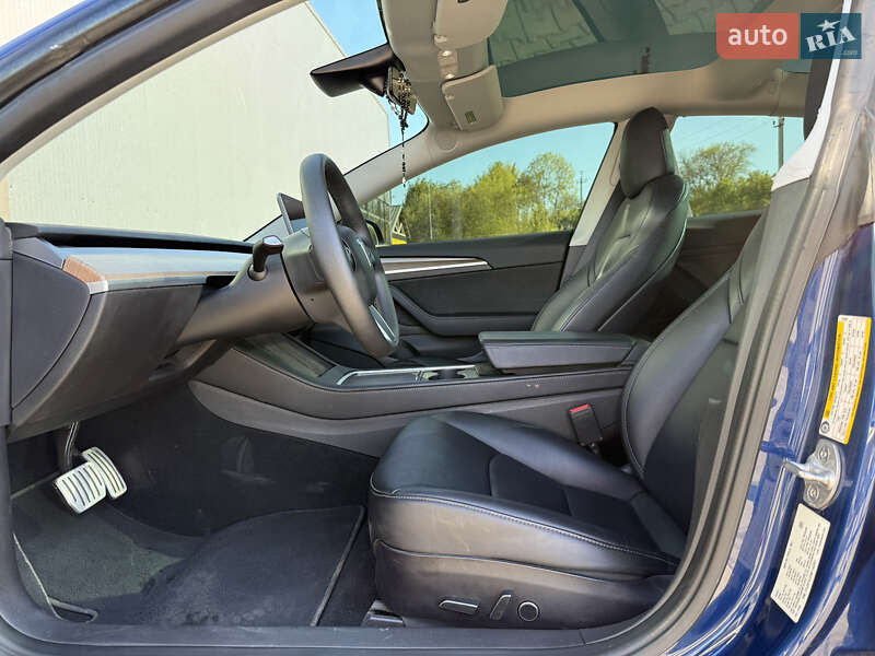 Седан Tesla Model 3 2022 в Львове