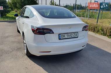 Седан Tesla Model 3 2020 в 