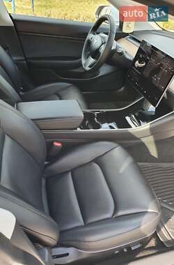 Седан Tesla Model 3 2020 в 