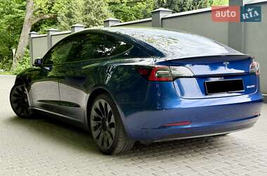 Седан Tesla Model 3 2022 в 